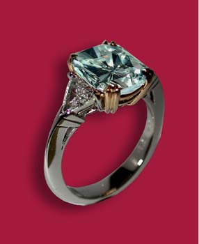 Klassikring-mit-Aquqmarin-und-2-Triangel-Brillanten