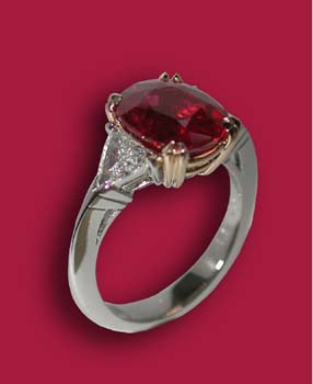 Rubinring-mit-Zwei-Triangel